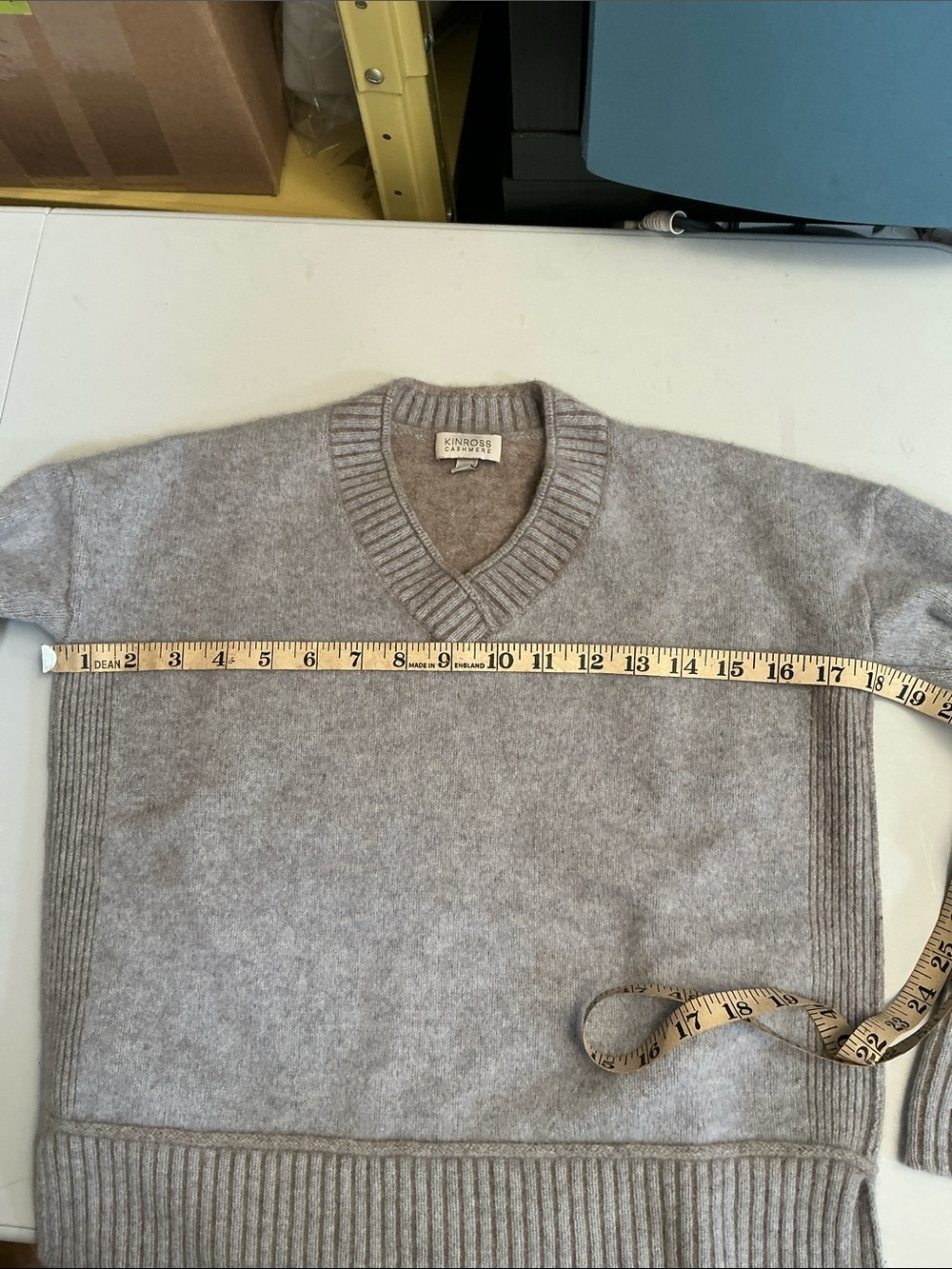 2246 - KINROSS CASHMERE - Luxurious 100% Cashmere V-Neck Sweater in Light Gray - Picture 8 of 9